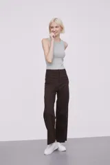 Pantalon de jean color marrón, de corte ancho y tiro alto, con terminación de ruedo desflecado.