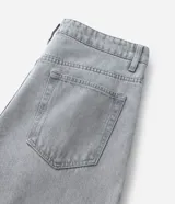 Pantalón de jean recto color gris claro, con cintura media, cierre de botón metálico y cremallera. Incluye bolsillos delanteros, un bolsillo monedero pequeño y bolsillos traseros aplicados.