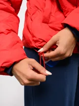 Campera puffer corta de Umbro para el Club Nacional de Football, color azul marino con diseño termosellado. Cuenta con cuello alto, cierre frontal con botones a presión, bolsillos laterales y logo de la marca junto al escudo del club en el pecho.