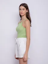 Musculosa blanca de tela texturada con tirantes finos.