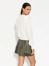 Sweater negro de lana y cashmere con hombreras y mangas largas.