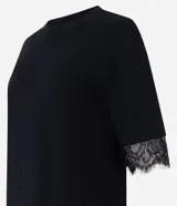 Remera de corte recto y calce confortable, confeccionada en algodón. Presenta cuello redondo y mangas cortas amplias con delicada aplicación de encaje en los bordes.