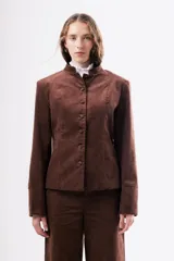 Top de manga larga de tejido de punto con cuello redondo, estampado geométrico en tonos rojos y rosados.