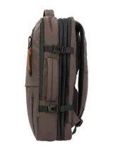 Mochila maletín RKF de diseño versátil en color marrón, confeccionada en poliéster reciclado repelente al agua. Cuenta con múltiples compartimentos con cierre, espacio para laptop de 15 pulgadas, correas ajustables, almohadillas ergonómicas en la espalda y manija lateral para uso como maletín.