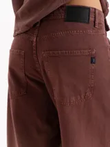 Pantalón de jean wide leg de tiro medio-alto, con un proceso de teñido en color bordó con efecto degradé. Cuenta con cierre frontal y bolsillos laterales.
