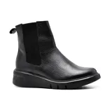 Bota corta de cuero color marrón, con elásticos laterales y suela de plataforma negra.