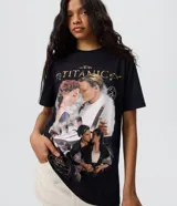 Remera de algodón negro con cuello redondo y mangas cortas, con gran estampado frontal inspirado en la película Titanic con Jack y Rose.
