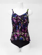 Tankini estampado de la marca Club del Sol, confeccionado con tejido italiano. Consta de una musculosa con escote en V fruncido, copa armada con sujetador interno y forro, combinada con una bombacha de bikini clásica a juego.