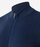 Campera deportiva de corte ajustado, confeccionada en tejido seamless de poliamida y elastano. Presenta cuello alto, cierre frontal con cremallera y textura acanalada.