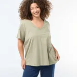 Camiseta básica de manga corta con cuello en pico, confeccionada en algodón de color verde oliva.