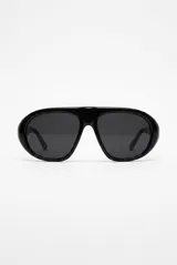 Lentes de sol con armazón negro de diseño envolvente y estilo aviador, con micas oscuras.
