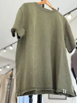 Remerón de corte oversize en tejido rústico con efecto gastado, cuello redondo y mangas cortas.