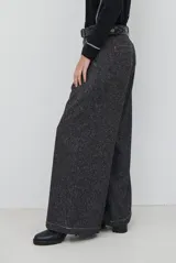 Pantalón de corte ancho y tiro alto, confeccionado en tejido con textura tipo espiga en color azul. Presenta pinzas en la cintura y costuras reforzadas.