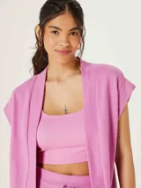 Chaleco abierto color rosa de tejido de punto.