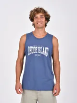 Musculosa azul oscuro con cuello redondo y estampado frontal que dice "RHODE ISLAND WEST COAST" en letras blancas.