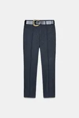 Pantalón de tiro alto con diseño de espiga, corte recto y nervio marcado en el frente. Incluye un cinturón ancho con hebilla metálica dorada y cierre lateral con cremallera oculta.