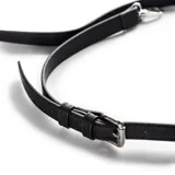 Cartera grande negra de cuero sintético con doble asa de mano y correa bandolera ajustable y desmontable. Tiene cierre superior, bolsillo interno con cierre y bolsillo interno abierto. El diseño es liso con costuras a tono y logo XL en el frente.