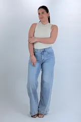 Jean wide leg de tiro alto y lavado claro, con diseño de perneras amplias y costuras diagonales.