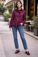 Chaqueta de terciopelo color burdeos con diseño cruzado, botones frontales y detalle de volado en el ruedo.