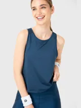 Musculosa deportiva de entrenamiento color azul denim, con cuello redondo y diseño sin mangas. Presenta paneles laterales con costuras reforzadas y tejido de malla en la espalda para mayor ventilación.