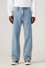 Jeans Levis modelo 568 Loose Straight Carpenter de calce holgado y recto, color azul claro con lavado desgastado, tiro medio y estilo carpintero con bolsillos laterales utilitarios.