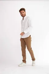 Pantalon de gabardina color beige, de corte recto y estilo chino, con bolsillos laterales y traseros.