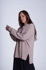 Sweater azul eléctrico de punto acanalado, con cuello redondo y mangas largas. Corte holgado con aberturas laterales.