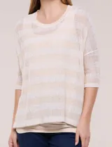 Buzo de tejido calado a rayas horizontales en tonos beige y blanco, de corte holgado, mangas cortas y escote redondo. Incluye musculosa interna básica en color beige.