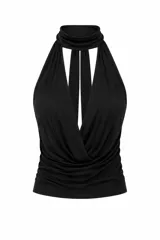 Top negro con cuello halter, diseño de escote profundo con caída tipo buche y espalda descubierta.