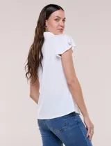 Camisa de seda fría blanca con cuello solapa, escote en V y cierre frontal de botones. Cuenta con mangas cortas con volados.