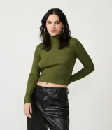 Blusa de punto acanalado con cuello alto y mangas largas, confeccionada en tejido retilínea de viscosa y poliamida.