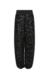 Pantalon de corte recto y holgado, confeccionado en tejido cubierto de lentejuelas negras. Presenta una cinturilla elástica ancha en contraste, bolsillos laterales con cierre y diseño de tiro alto.