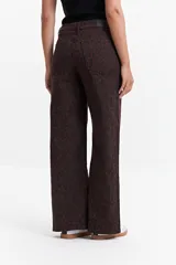 Pantalón de jean azul oscuro, de corte wide leg y tiro alto, con costuras a la vista y cierre frontal con botón.