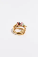 Anillo de metal dorado acabado mate, con diseño multicapa y detalles de piedras naturales de colores.