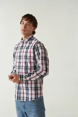 Camisa blanca a cuadros azules y grises, de manga larga y corte slim fit.