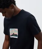 Remera de algodón color negro, de manga corta y cuello redondo, con estampa fotográfica localizada en el pecho.