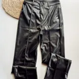 Pantalón de ecocuero negro, de corte recto y tiro alto.