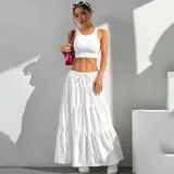 Falda larga de tiro alto con diseño acampanado y estructura de volados horizontales. Presenta cintura elástica con lazo ajustable y una textura sutilmente rayada.