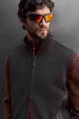 Chaleco negro de punto con interior de polar, cuello alto y cierre frontal con cremallera. Cuenta con bolsillos laterales con cierre. Zara Athleticz.