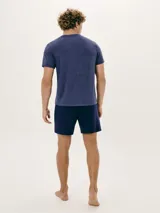 Pijama de hombre compuesto por una remera azul de manga corta con cuello en V y un short azul marino.
