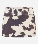 Minifalda de sarga con estampado animal print de vaca, cinturón largo con hebilla cuadrada y forro de bolsillo.