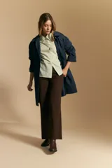 Pantalón negro de corte recto y tiro alto, con caída limpia y estructura en algodón con elastano.