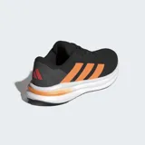 Championes de running Adidas Galaxy 7, color negro con las icónicas tres tiras laterales en color naranja. Presentan una mediasuela blanca con tecnología Cloudfoam para mayor amortiguación y suela de TPU resistente.