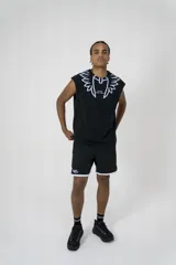 Musculosa negra de algodón elastizado con estampado frontal de un diseño abstracto en blanco.