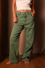 Pantalón de jean verde con corte recto y tiro alto.