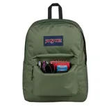 Mochila Jansport Superbreak Plus color verde militar con logo de la marca en azul y rojo. Cuenta con un compartimento principal con cierre, un bolsillo frontal con cierre y un asa de mano en la parte superior.