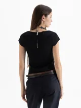 Top negro de manga corta con escote cuadrado y logo bordado en el lateral.