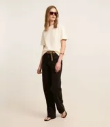 Remera básica de manga corta y cuello redondo, confeccionada en suedine de algodón peruano certificado BCI.