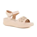 Sandalias negras de cuero sintético con plataforma baja y diseño troquelado en la capellada. Cierre con hebilla en el tobillo.