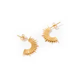 Aros de acero enchapados en oro con forma de semicírculo con rayos.